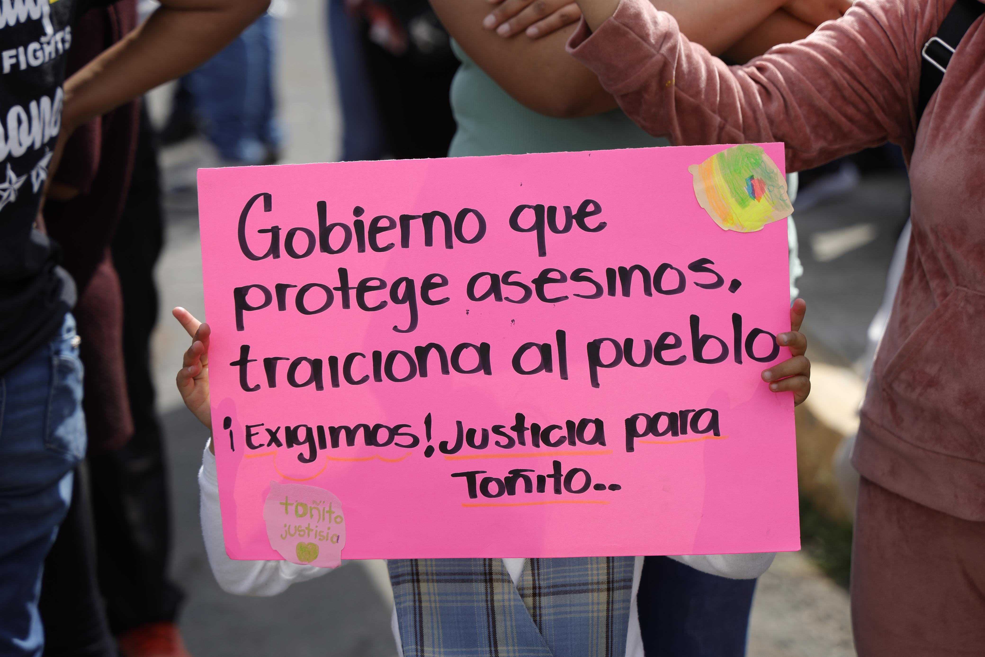 La comunidad de San Pedro Zictepec realizó manifestaciones frente a los juzgados exigiendo justicia. Foto Arturo Hernández