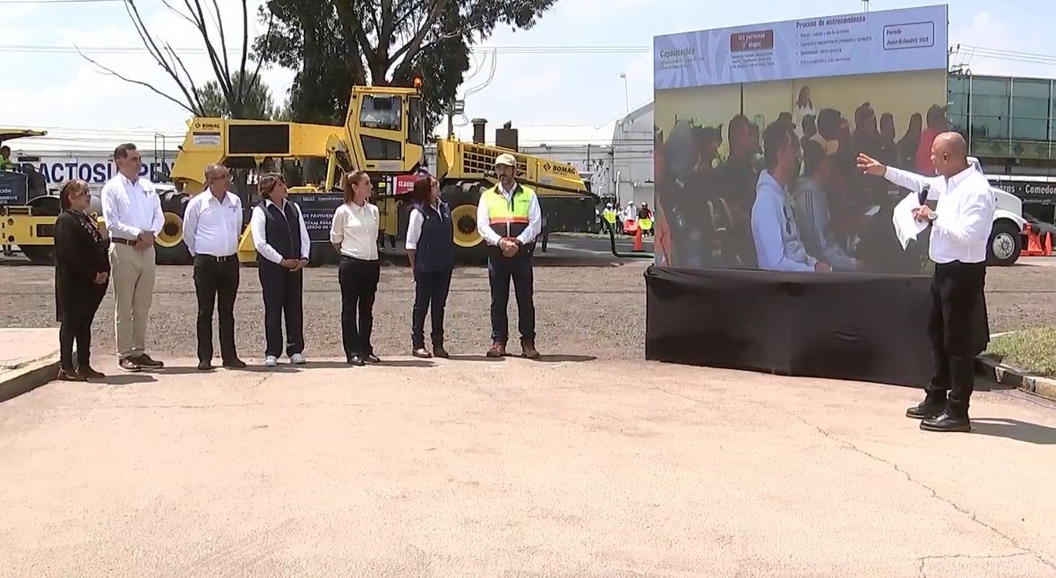 Acolman, Mex.- En dos carreteras federales ubicadas en el Estado de México inician los trabajos de 2 trenes de pavimentación de la Secretaría de Infraestructura, Comunicaciones y Transportes del gobierno federal, para rehabilitar 26 kilómetros.