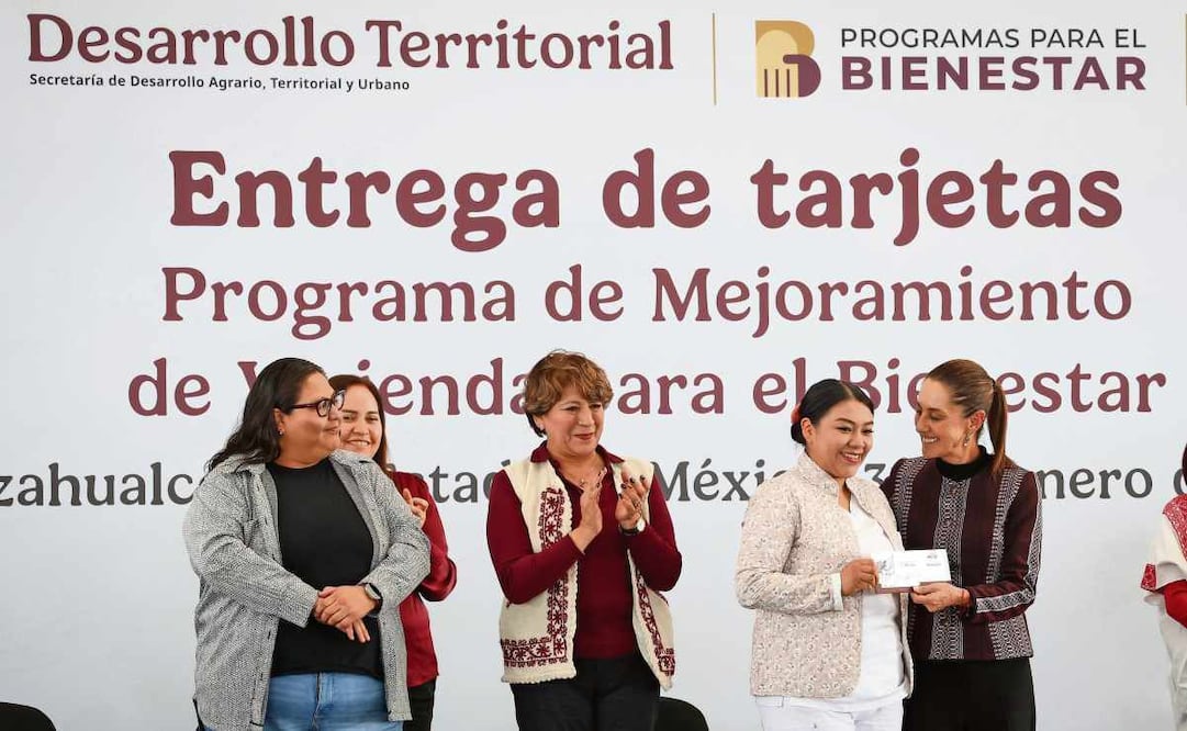 La Presidenta encabezó en Los Reyes La Paz la entrega de las primeras 4 mil 200 tarjetas del programa Mejoramiento de Vivienda. Foto: Luis Camacho / EL UNIVERSAL