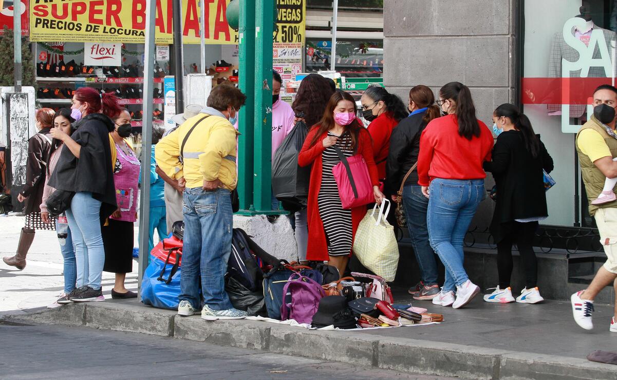 El Ayuntamiento de Toluca lanzó el programa Pinta tu Raya, con el cual se delimitaron espacios en vía pública para evitar que los comercios establecidos invadan banquetas o zonas peatonales. Foto: Alejandro Vargas / El Universal Estado de México
