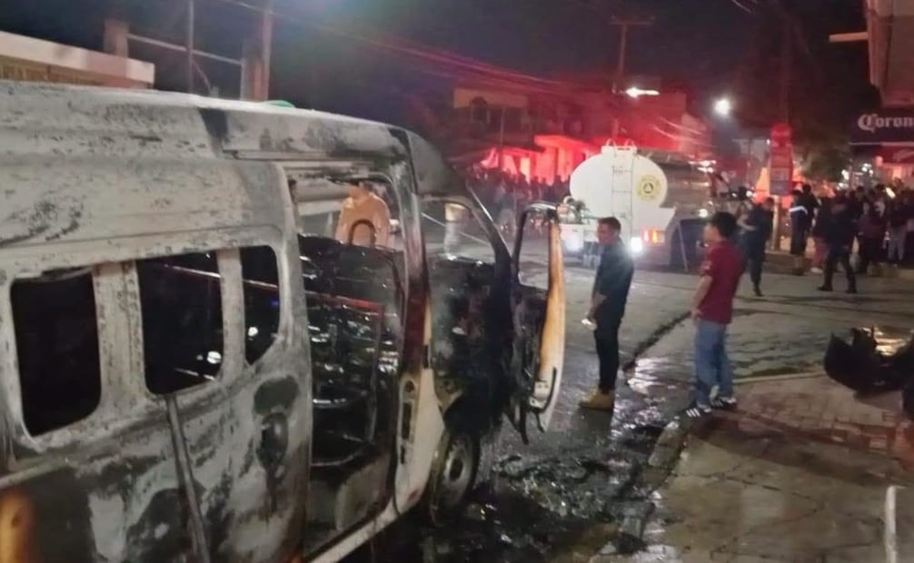 Una unidad de la ruta 75 fue incendiada con bombas molotov en Juchitepec; no hubo personas lesionadas. Foto Especial