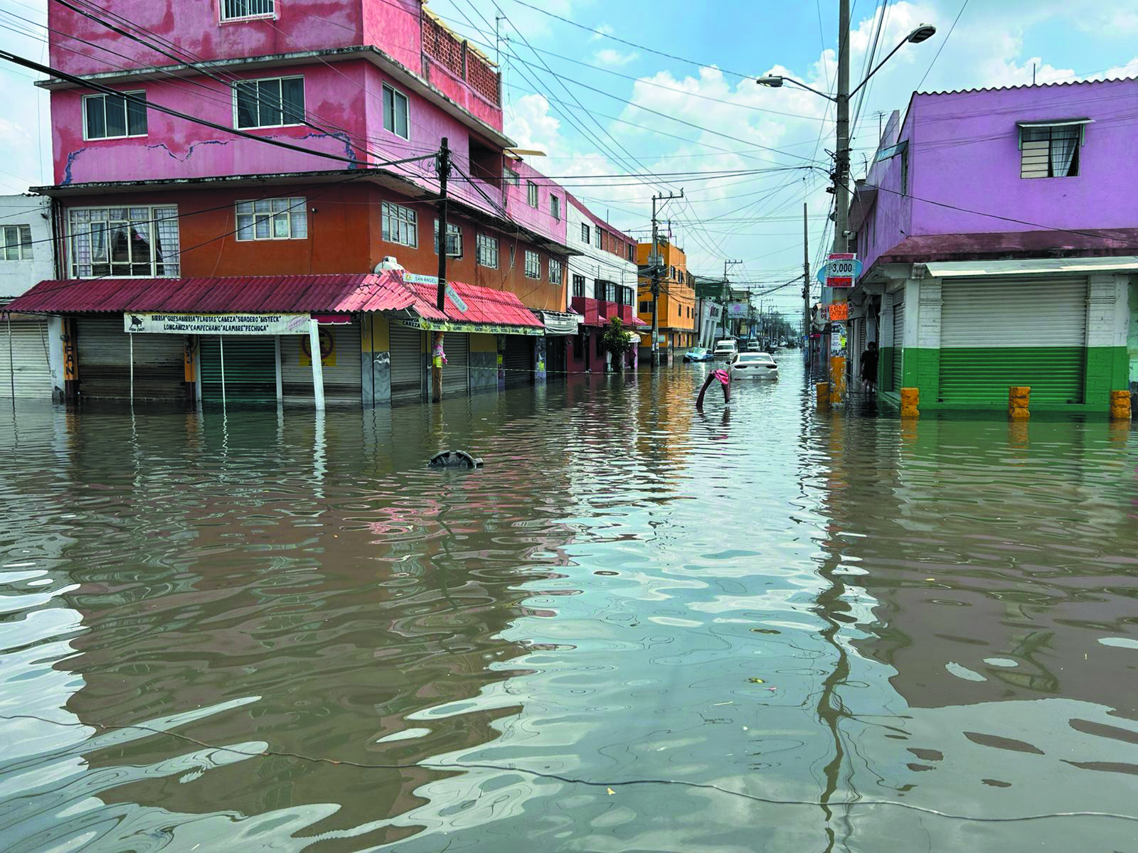 En varias calles y viviendas de esas comunidades, hasta después del mediodía del domingo aún había acumulación de agua / Foto Emilio Fernández