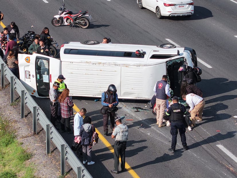 Al parecer un neumático se reventó y provocó la volcadura. Foto: especial