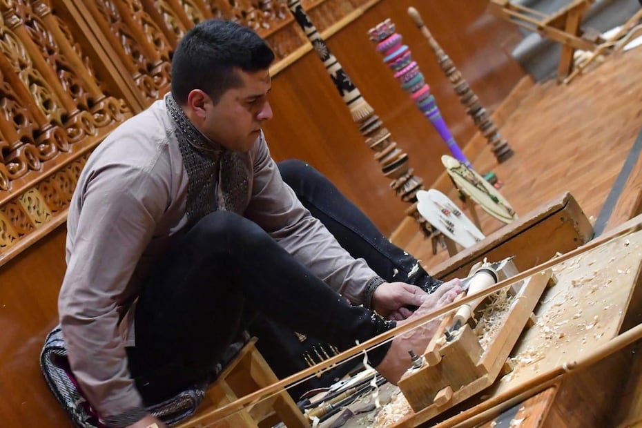 El color y diseño se logran por fricción y carbonizado natural, sin tintes. Foto Especial