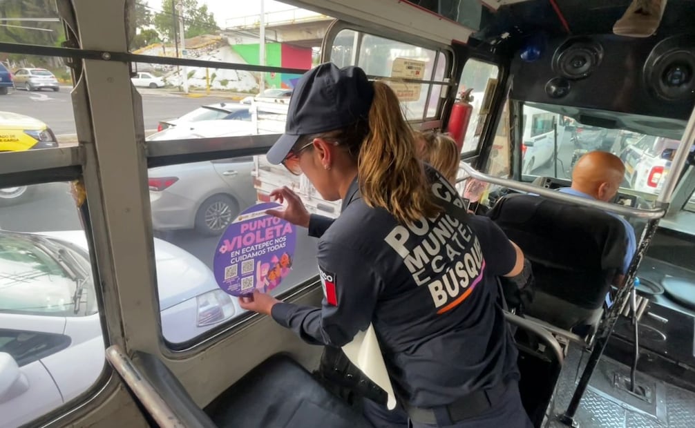 Policías colocan distintivos de "Punto Violeta" para que mujeres viajen seguras mediante el uso de la aplicación móvil. Foto Especial