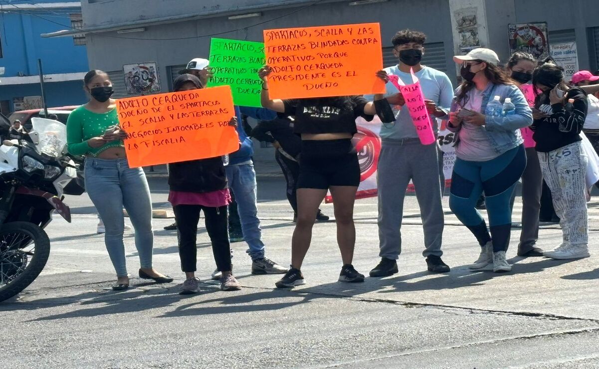 Exhiben pancartas en señal de protesta por el cierre de bares. Foto: Especial