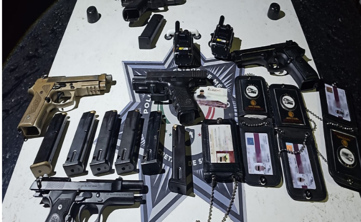 Armas de fuego decomisadas a los presuntos "huachicoleros" durante el operativo en Acolman. foto: Especial