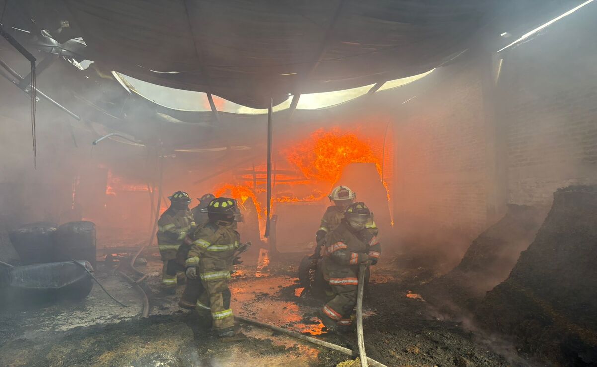 Se incendia fábrica de colchones en Ecatepec