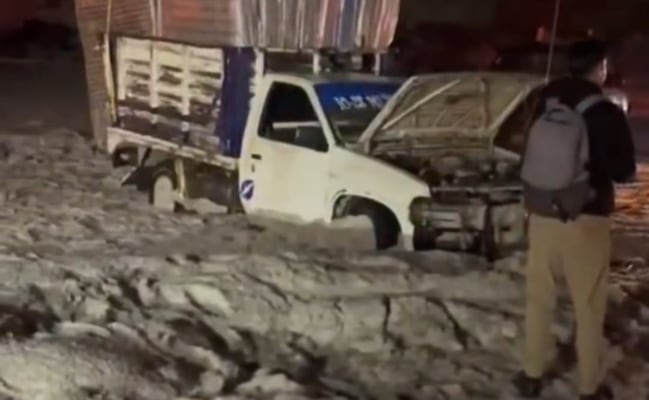 ¡Atrapados en el hielo! Granizada histórica colapsa la México–Pachuca cerca del AIFA