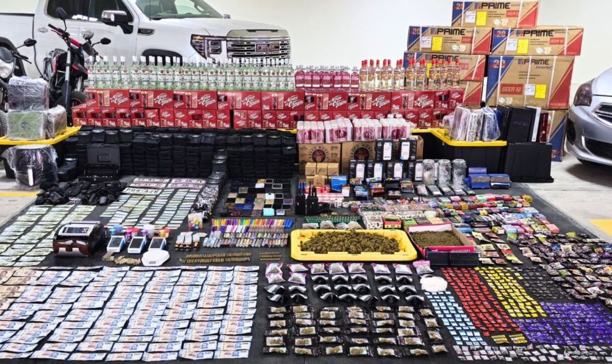 Los artículos, armas y dinero decomisados. Foto Especial