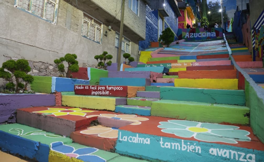 Nuevas escaleras de concreto y luminarias forman parte del Sendero Seguro implementado en la empinada zona de San Andrés de la Cañada. Foto Especial