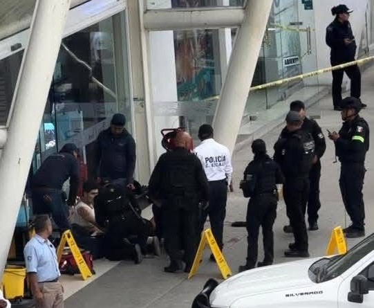 Dos personas perdieron la vida tras el ataque armado registrado al interior de Plaza Arkana, un hecho que movilizó a la policía de Cuautitlán Izcalli y la FGJEM. Foto Especial