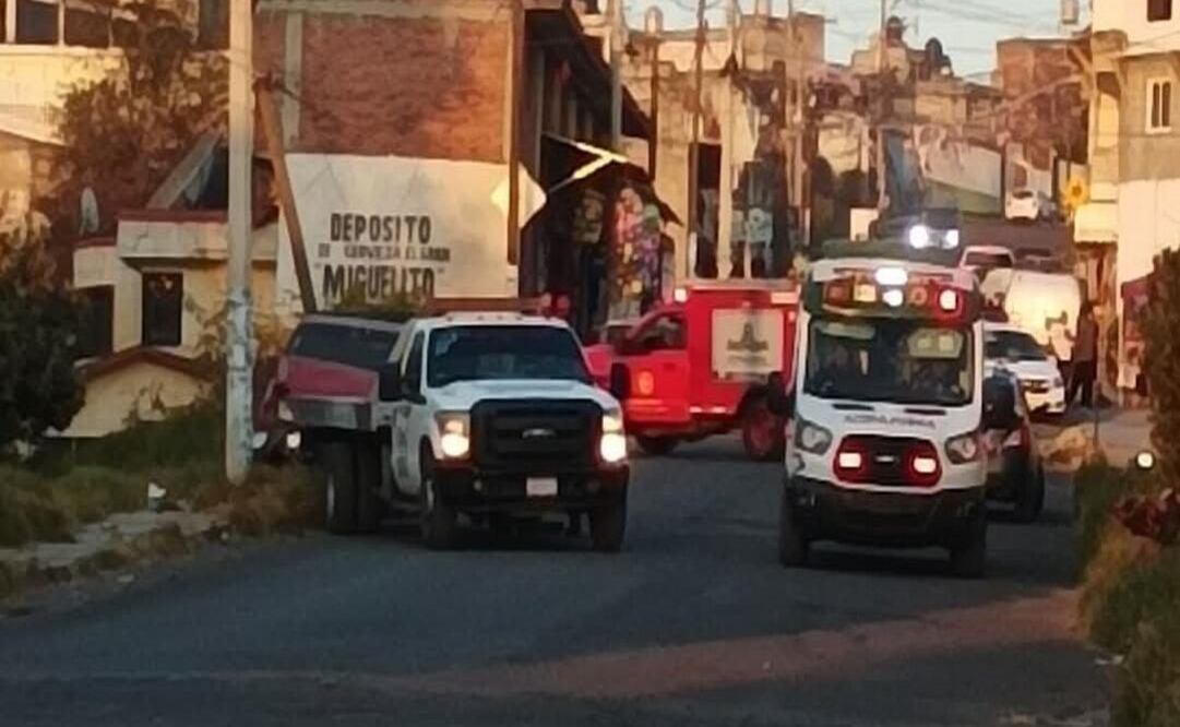 Solo se registran daños materiales en el choque de una camioneta contra un poste en Capulhuac. Foto: Especial