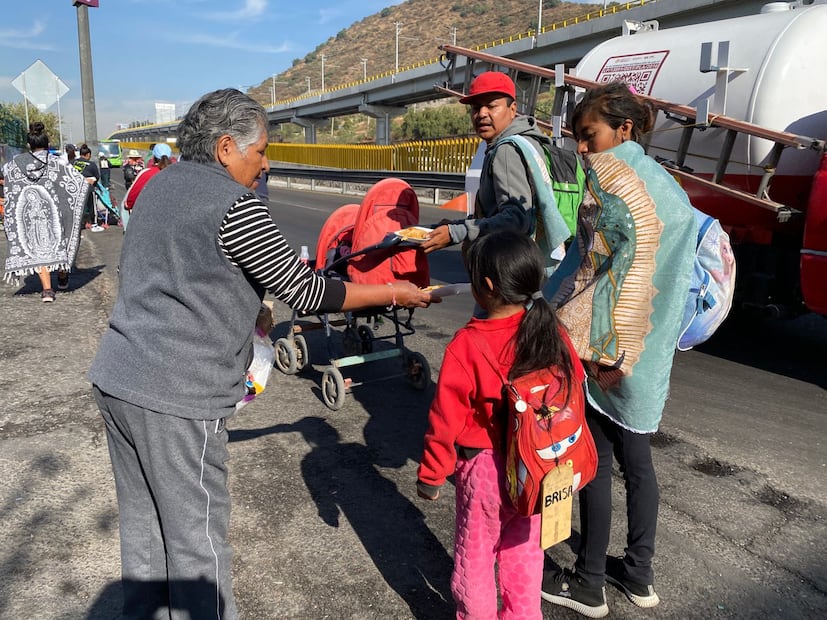 Mientras unos cumplen su manda caminando, otros se instalan en el camino para ofrecer comida, agua e incluso masajes gratuitos, fortaleciendo el espíritu de la peregrinación. Foto Emilio Fernández / El Universal
