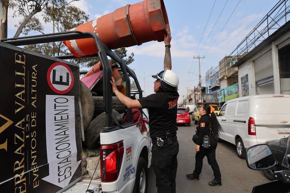 En la colonia Granjas Valle de Guadalupe, elementos de la policía municipal y de Tránsito retiraron objetos que obstruían las banquetas. Foto: especial