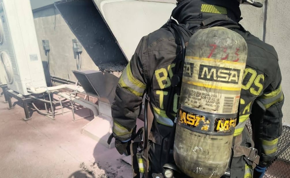 Como medida preventiva, los elementos policiacos coordinaron la salida ordenada de comensales y trabajadores del establecimiento afectado. Foto Especial