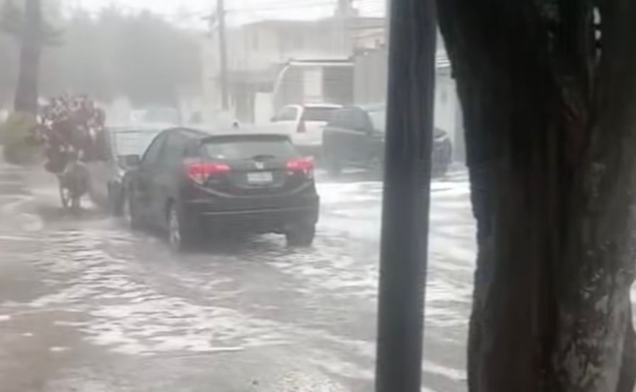 Tromba y granizo inundan casas en Villa de las Flores, Coacalco