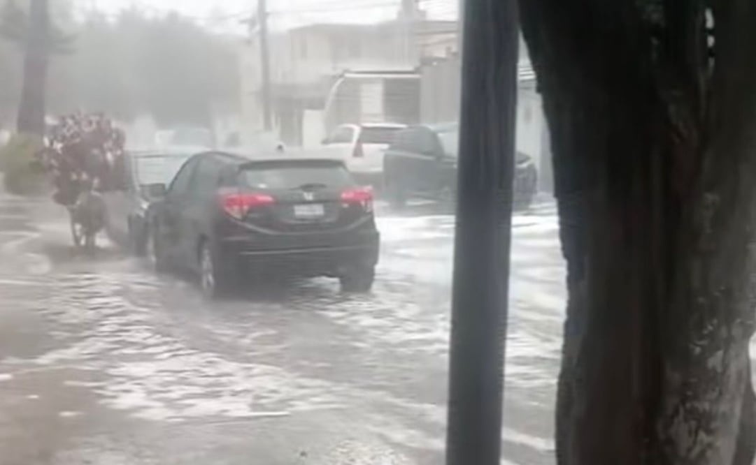 Calles como Guirnaldas y Bugambilias quedaron completamente inundadas tras la fuerte tromba y granizo. Foto Especial