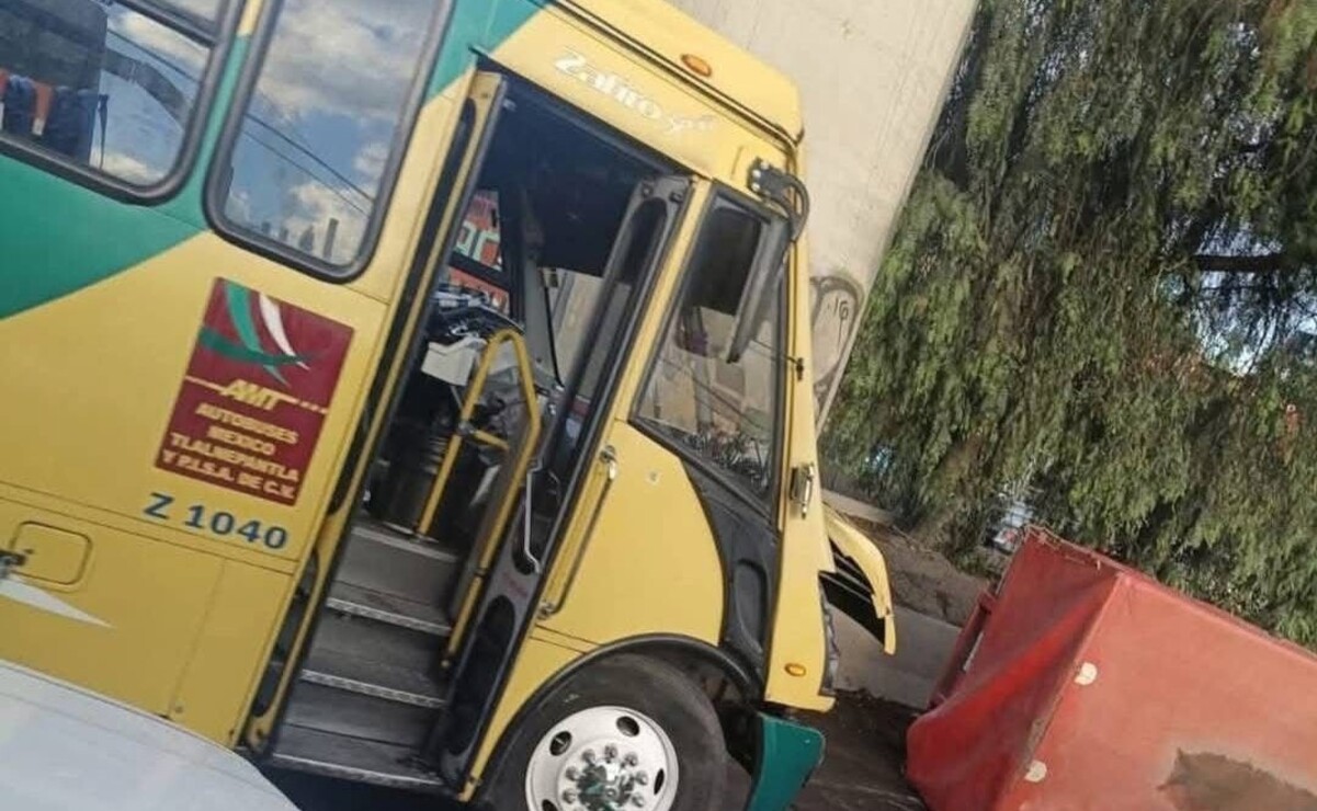 La unidad tipo pickup fue impactada por un autobús de la empresa Autotransportes México Tlalnepantla AMT / Foto Especial