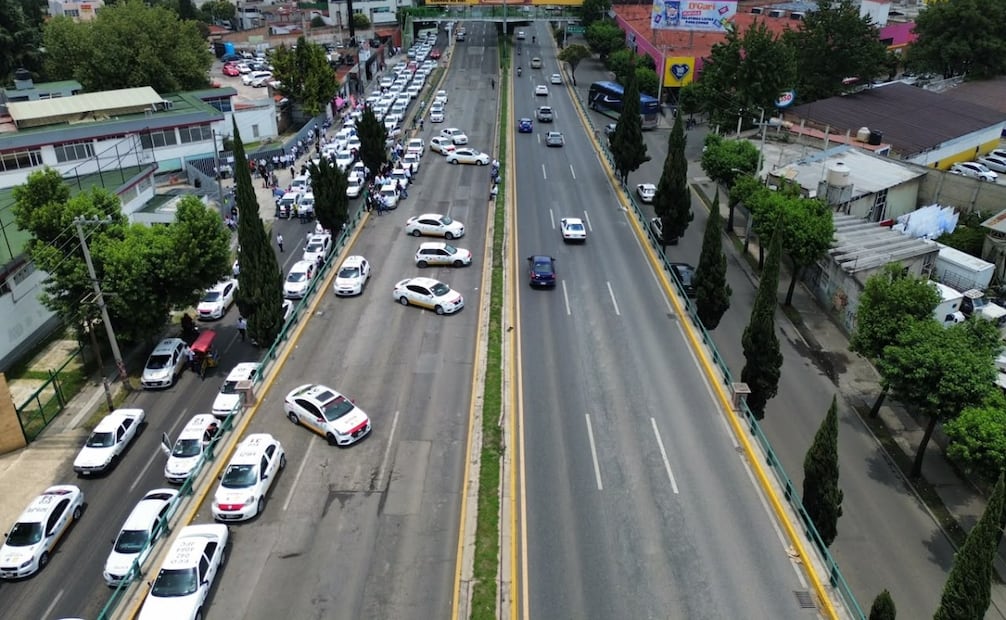 Taxistas exigen la destitución inmediata del delegado de la zona uno de la Secretaría de Movilidad del Edomex. Foto Alejandro Vargas / El Universal