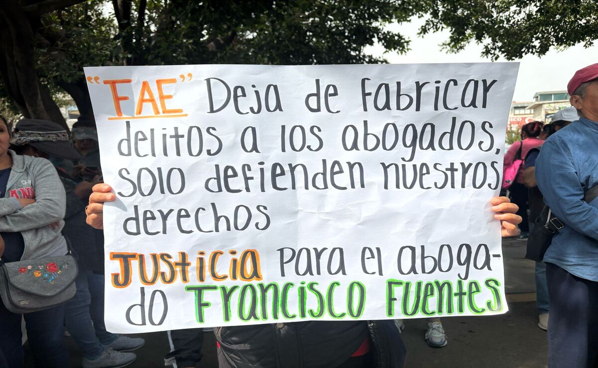 Acusan al abogado de haber retirado placas de los nombres de las calles y de tomar predios. Foto: Arturo Contreras