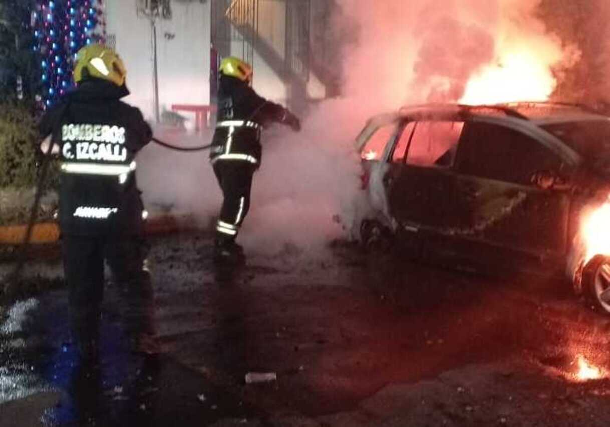 ¡Cuidado con la pirotecnia! Incendio en auto alerta a vecinos de Cuautitlán Izcalli