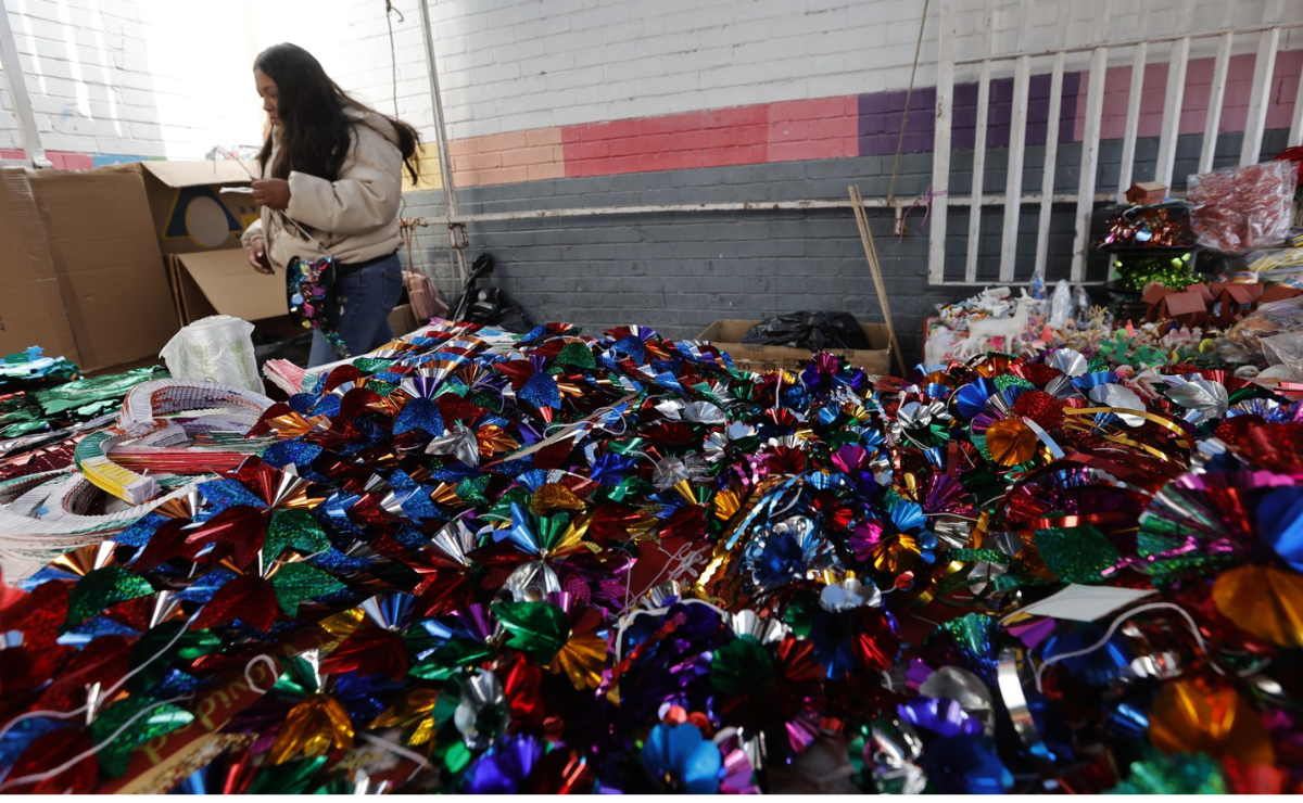 Devotos de la Virgen de Guadalupe encuentran una amplia variedad de adornos en el Mercado 16 de septiembre de Toluca Foto: Jorge Alvarado