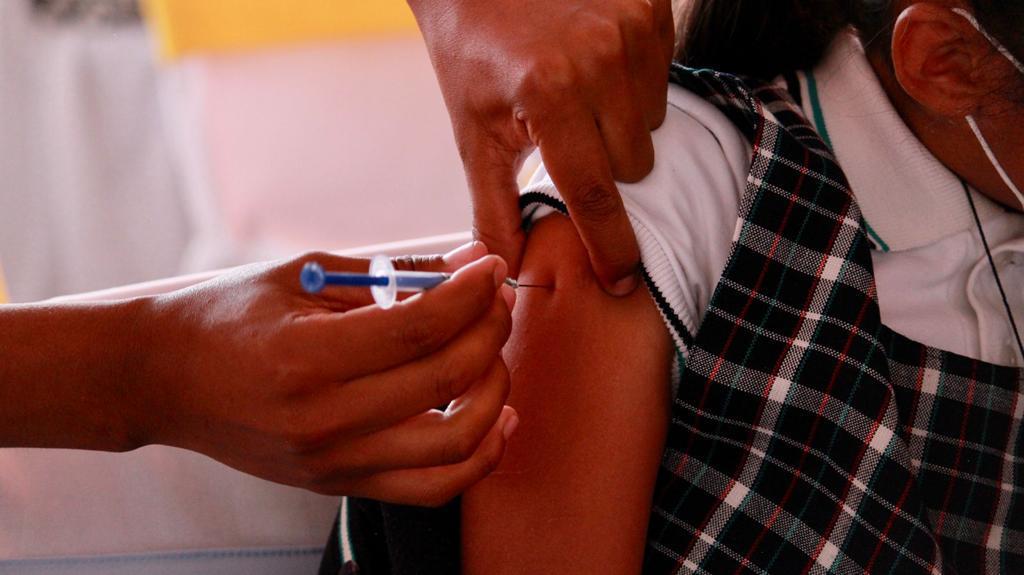Vacunarse contra el Virus del Papiloma Humano (VPH) para prevenir el cáncer de cuello uterino, y contra la hepatitis B para prevenir el cáncer de hígado. Foto Especial