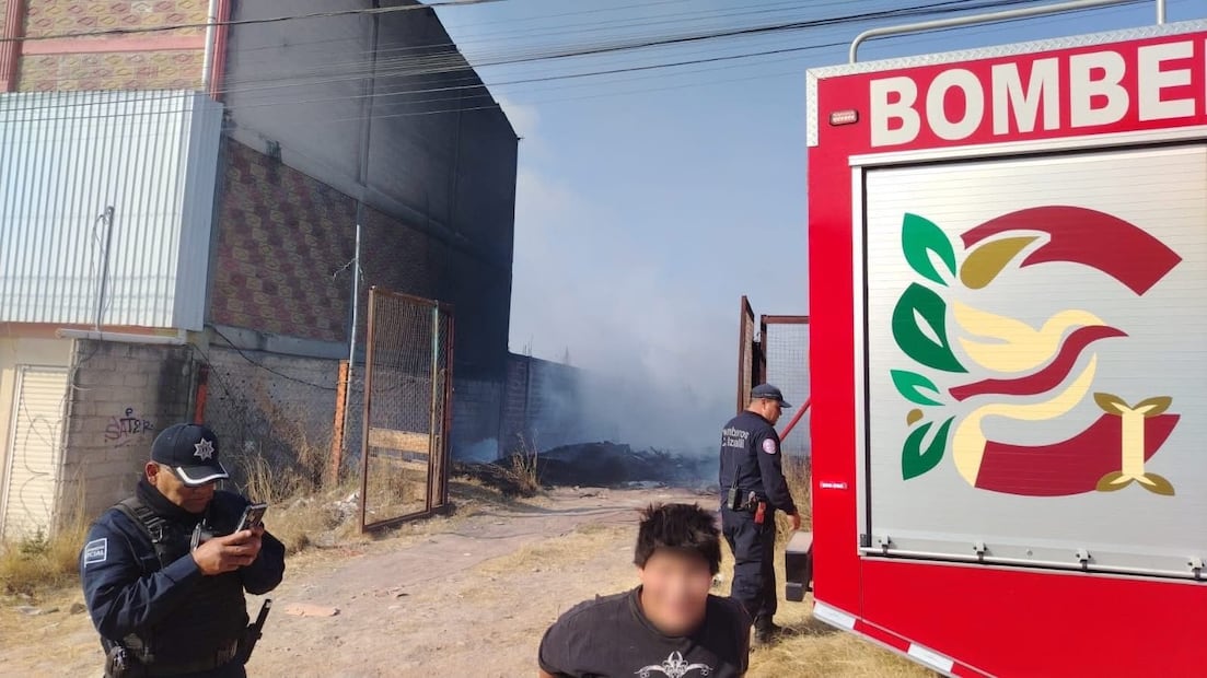 El fuego se originó dentro de una recicladora comercial, lo que provocó una rápida movilización de bomberos de Izcalli. Foto Especial