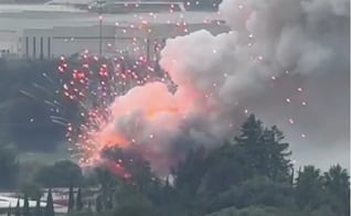 Video: Explota polvorín en La Saucera y densa columna de humo alarma a vecinos en Tultepec