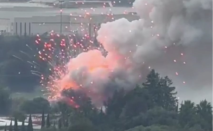 Video: Explota polvorín en La Saucera y densa columna de humo alarma a vecinos en Tultepec