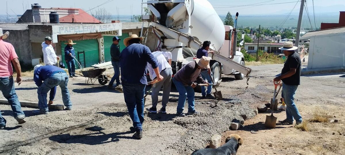Ante el abandono, pobladores de San Juan Zitlaltepec inician faena de bacheo por su cuenta