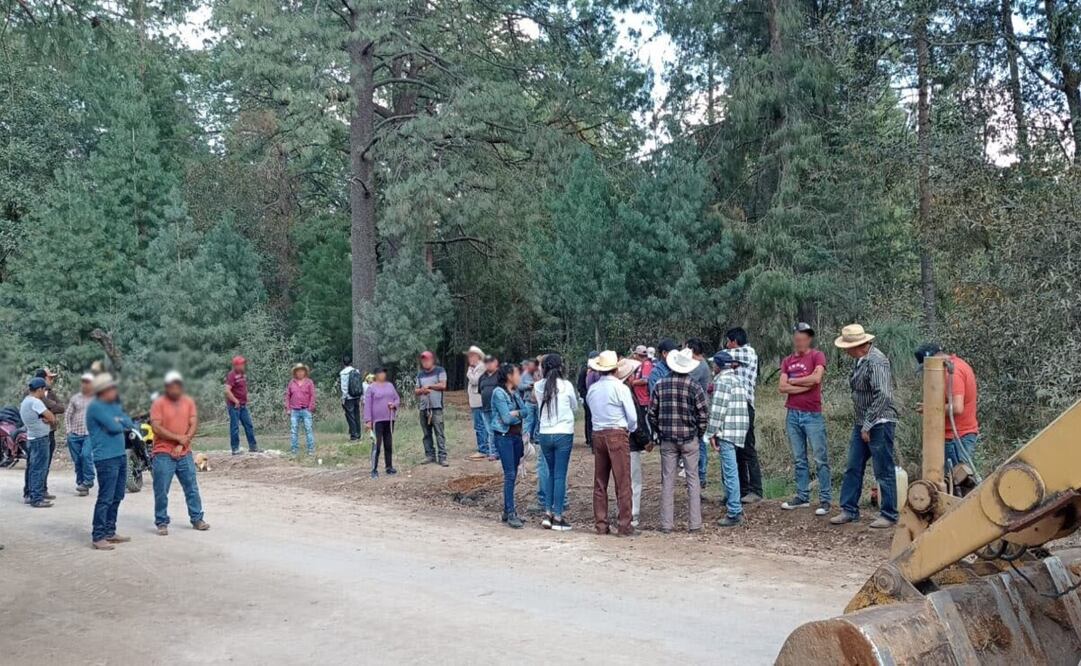 Habitantes del pueblo Santa María Cahuacán protestan en contra de que la próxima autopista Atizapán-Atlacomulco pasa por los bienes comunales. Foto: Especial