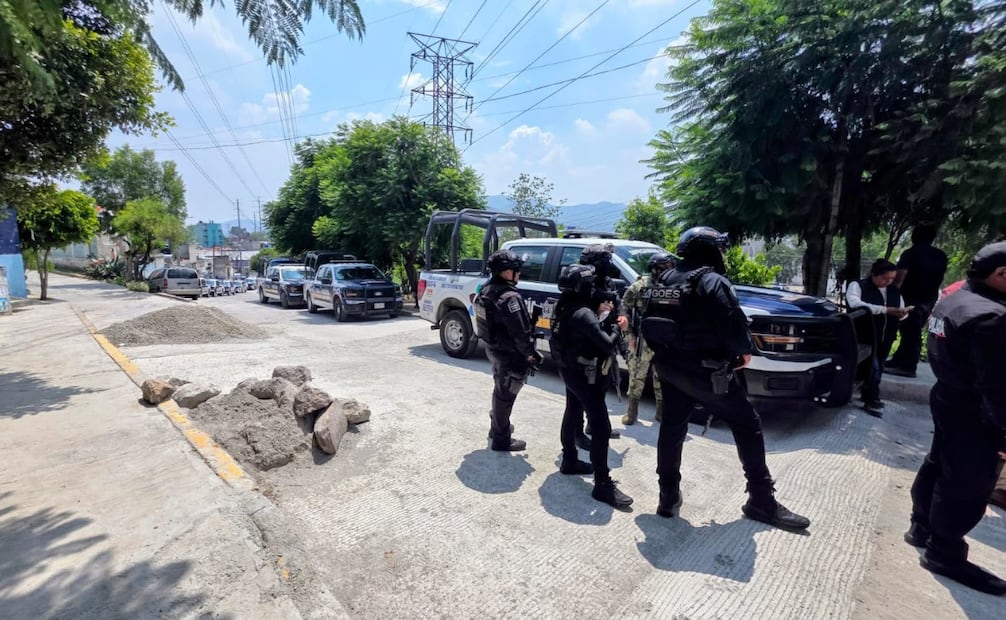 Elementos de la Policía Municipal y la Fuerza de Tarea Marina vigilan el perímetro en la colonia Buenavista. Foto Especial