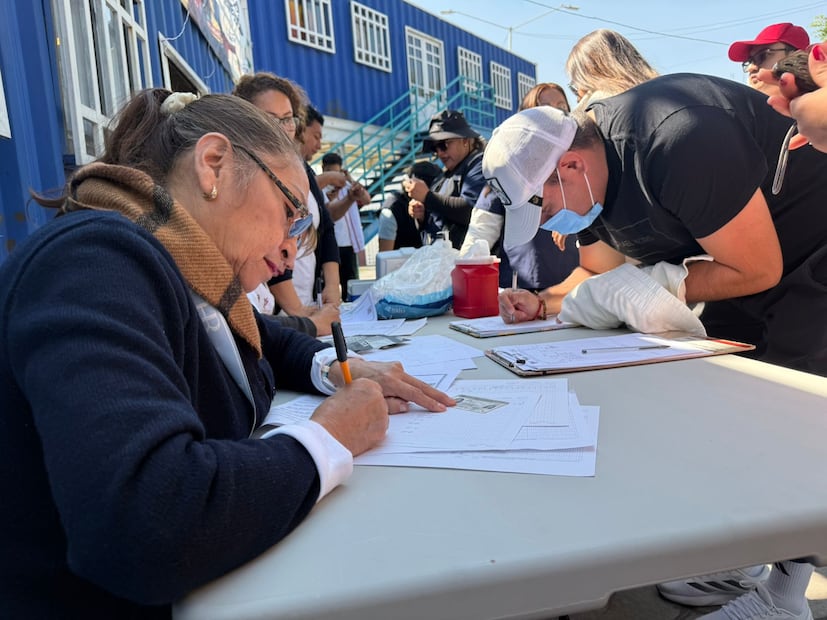 Cientos de familias acudieron al lobby del Palacio Municipal de Nezahualcóyotl buscando proteger a sus hijos. Foto Emilio Fernández / El Universal