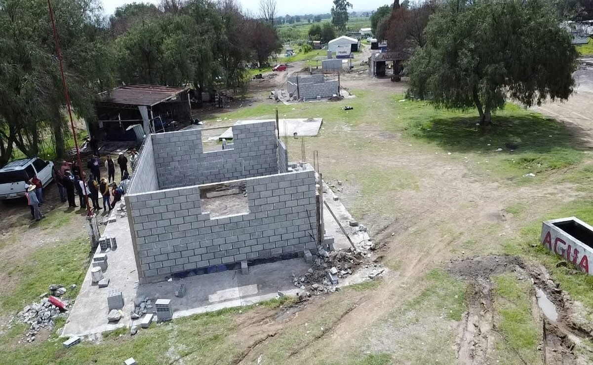 Los trabajos de reconstrucción de talleres y apoyos a pirotécnicos en La Saucera, han comenzado en Tultepec. Foto: Especial