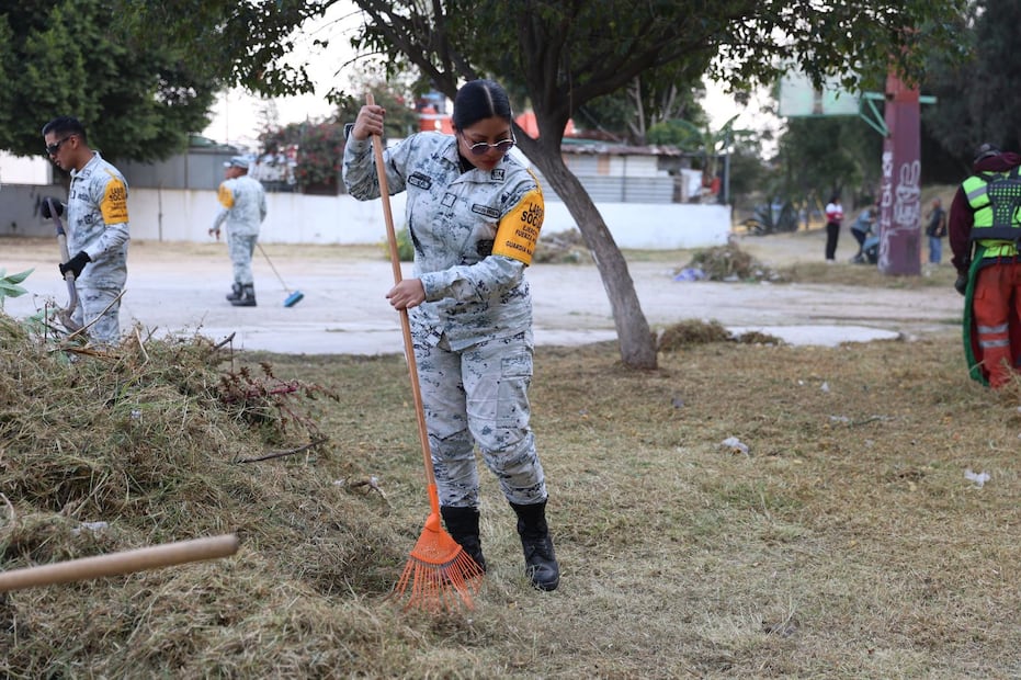 Elementos de la SEDENA, Guardia Nacional y Policía Municipal cambian las armas por escobas y palas para rehabilitar el deportivo Emiliano Zapata. Foto Especial
