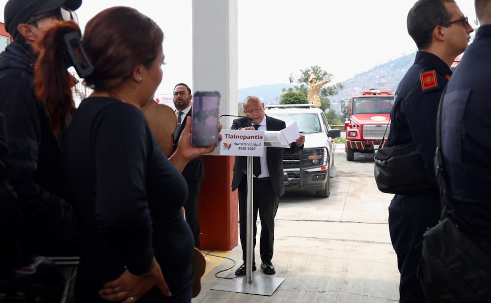 El cuerpo de bomberos y autoridades municipales despidieron con honores al teniente Miguel Ángel Hernández López. Foto Especial