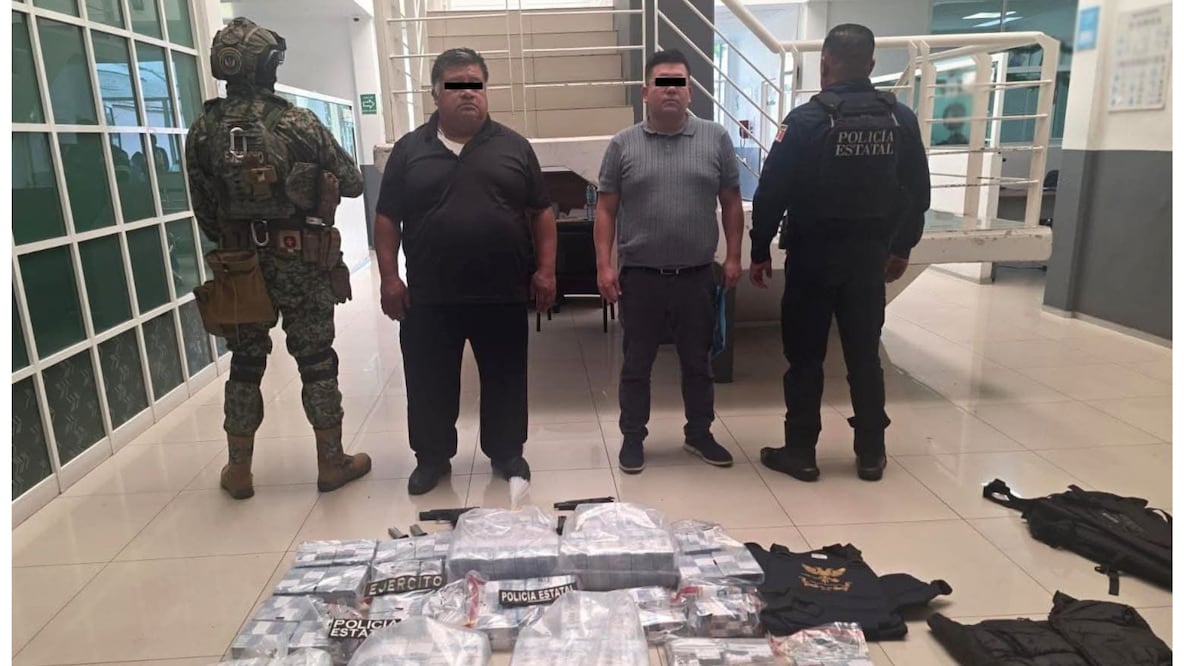 Armas cortas, cargadores y cartuchos útiles localizados al interior del vehículo de lujo tras la inspección ministerial. Foto Especial