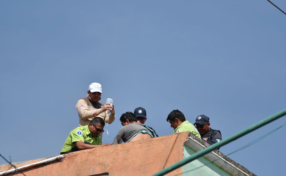 El trabajador recibió una descarga eléctrica mientras pintaba una casa. Foto: Arturo Hernández.
