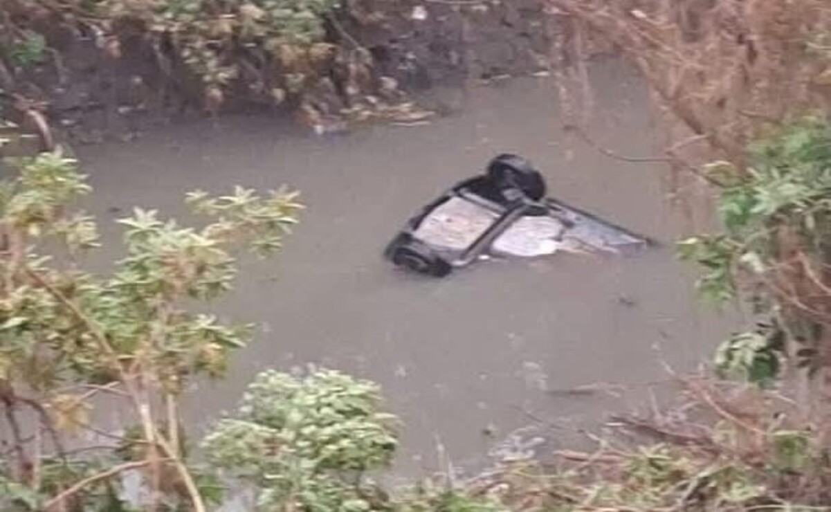 Un vehículo terminó en el canal de aguas negras del Emisor Poniente, movilizando a equipos de emergencia. Foto: Especial