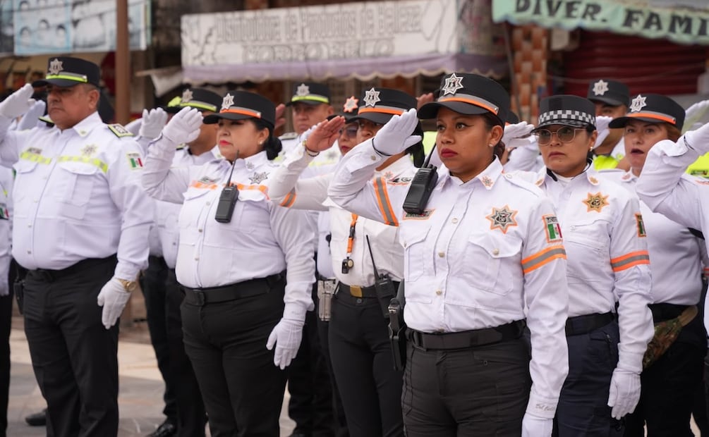 Además de la tecnología, los agentes recibieron un paquete completo de uniformes que incluye calzado, botas, chamarras y radios. Foto Especial