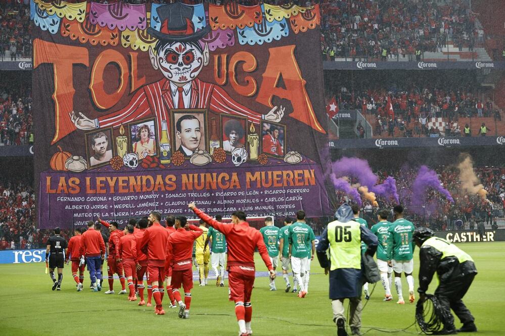 Al salir a la cancha los jugadores pudieron observar el tifo para recordar a las leyendas del Toluca. Foto Jorge Alvarado