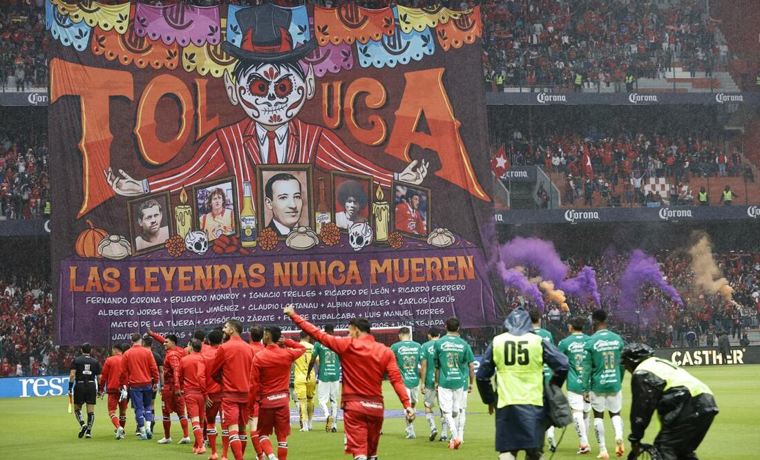 Al salir a la cancha los jugadores pudieron observar el tifo para recordar a las leyendas del Toluca. Foto Jorge Alvarado