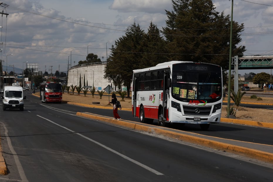La parada de Instituto Literario es señalada por estudiantes como un punto donde operan carteristas y asaltantes bajo el disfraz de vendedores. Foto Alejandro Vargas / El Universal