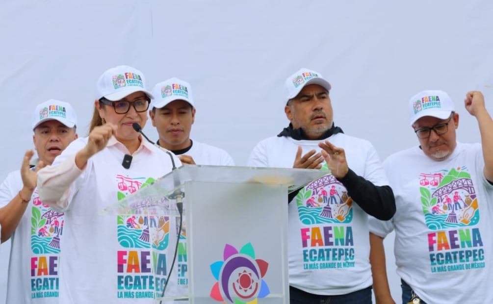 Más de dos mil servidores públicos municipales iniciaron desde temprano las labores de limpieza en la explanada de Ecatepec. Foto Especial