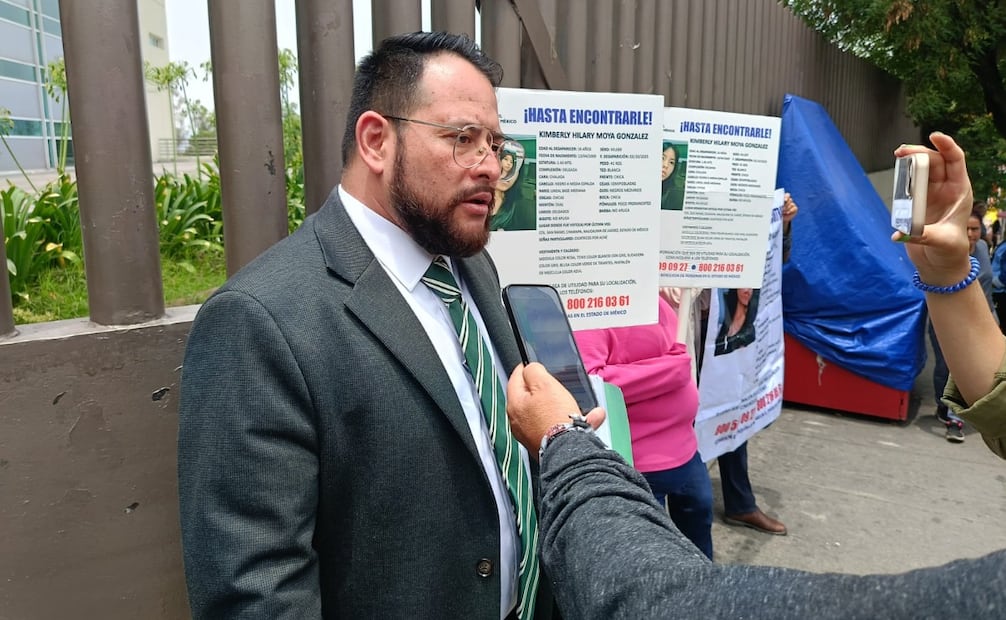 Jairo Ocampo, asesor jurídico de la familia de Kimberly, explica los motivos del aplazamiento procesal. Foto Gisela González / El Universal