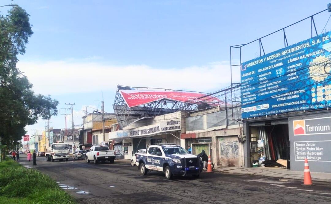 Un anuncio espectacular se desplomó en Ecatepec, movilizando a equipos de emergencia cerca del Metro Olímpica. Foto: Especial