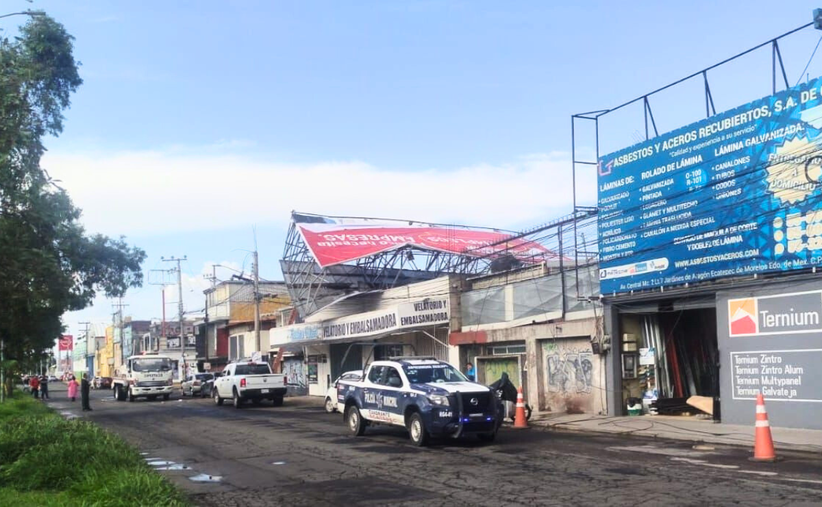 VIDEO: ¡Impacto en Ecatepec! Enorme anuncio colapsa cerca del Metro Olímpica
