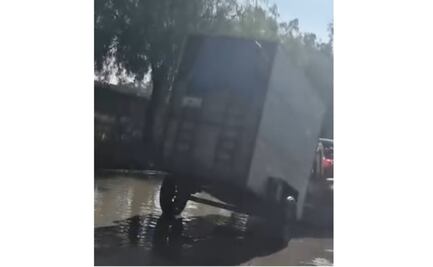 Video: Camioneta queda varada en enorme bache en Cuautitlán Izcalli